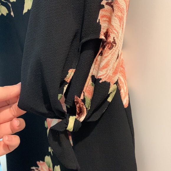 Stitch fix- Black and floral print off shoulder blouse - Picture 2 of 4